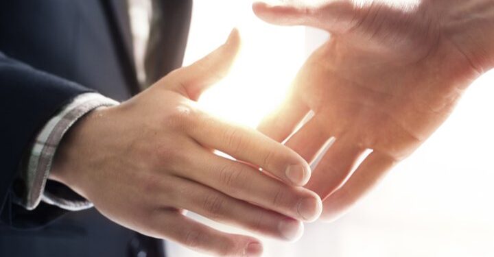 Siemens signs deal with UK100 to unlock £100bn of clean energy