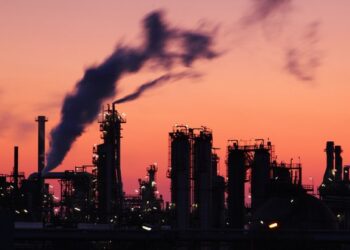 Fossil fuels hit record low share of major power producer generation in UK