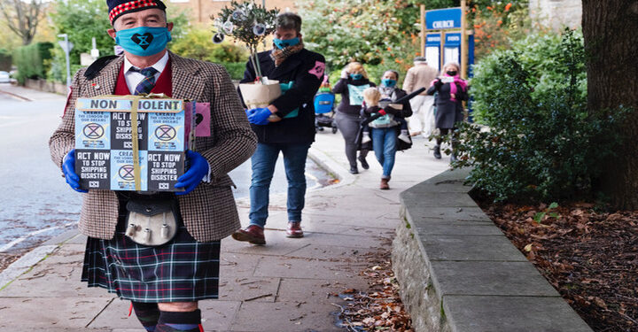 Extinction Rebellion stage protest by delivering ‘gifts’ to David Attenborough’s doorstep