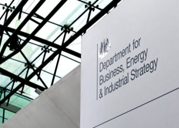Ministers ‘met with fossil fuel and biomass bosses nine times as often as renewables’