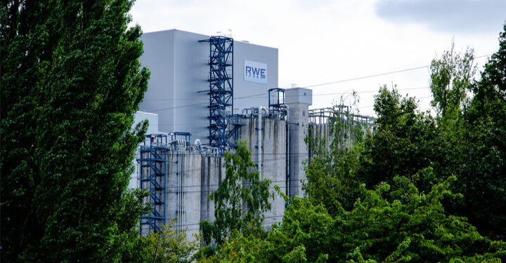RWE plans ammonia plant at LNG terminal site in Germany