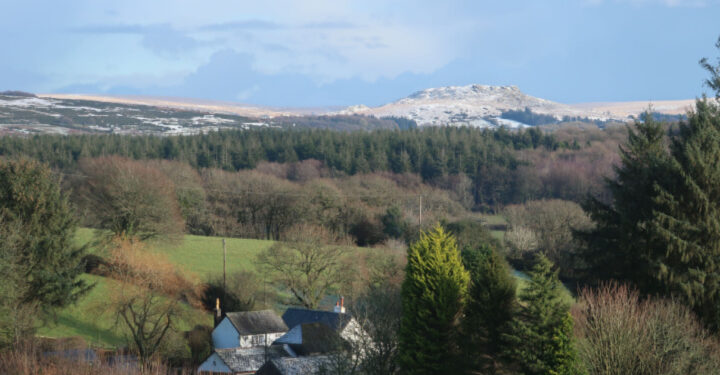 Energy efficiency measures to cut Devon farmhouses’ emissions by 70%