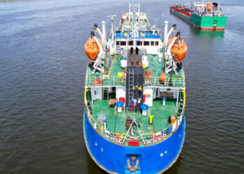 Why has the UK delayed the decision to cut off Russia from oil insurance market?