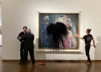 Climate activists pour oil on Klimt painting
