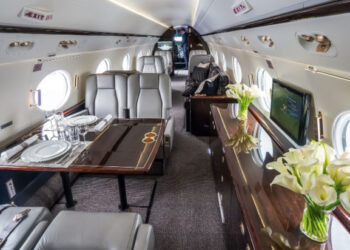 How many private jets are flying to COP27?