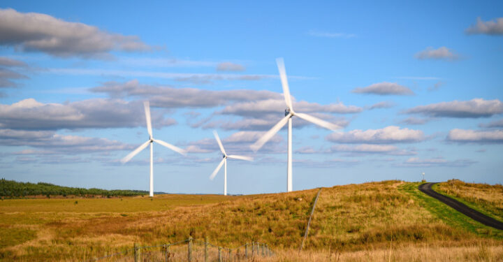 UK to relax rules on new onshore wind farms