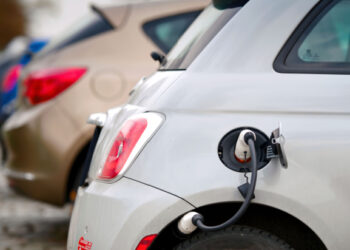 Sunak speaks to EU over EV Brexit row