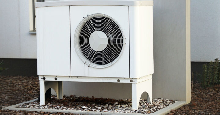 Engineers offered £500 discounts to become certified heat pump installers