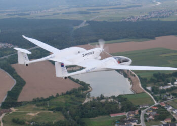 Liquid hydrogen powers electric aircraft