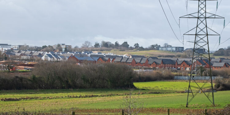 Homes near new pylons to receive £1,000 energy bill discount