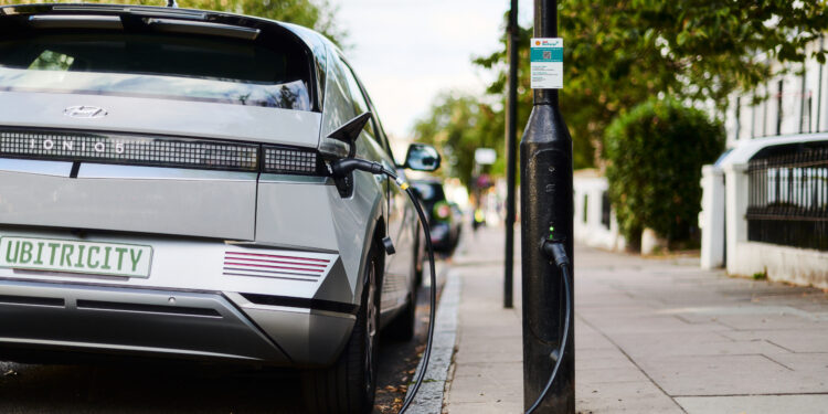 UK drivers get green light for lamp post EV chargers