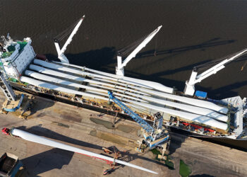 Huge wind turbine shipment arrives in Scottish port